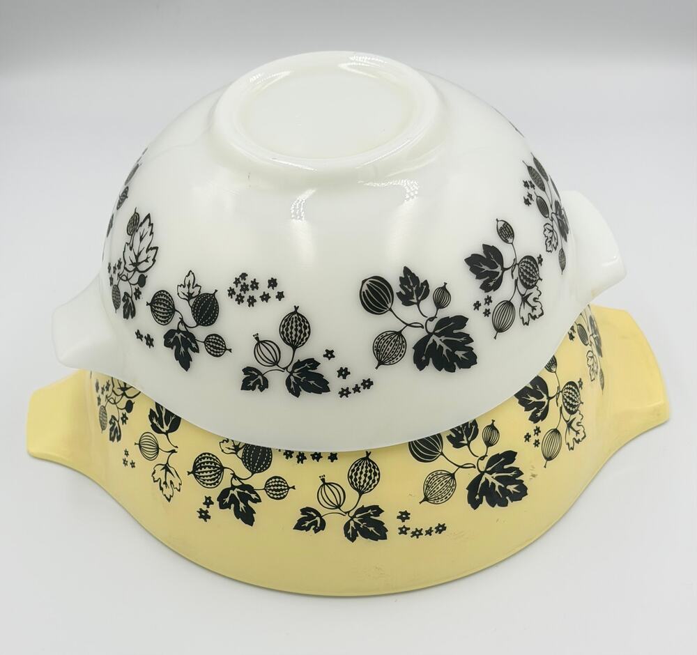 Vintage Pyrex Gooseberry Yellow White Black Cinderella Mixing Bowl 2pc Set